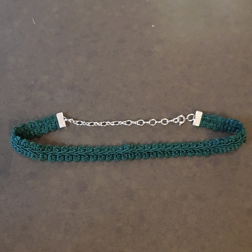 3/$10 Holiday green choker necklace